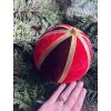 Ručně vyrobená vánoční ozdoba - červená, vínová, zlatá, průměr 15 cm