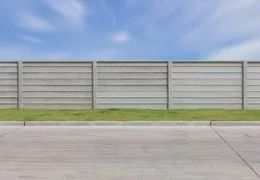 Ochrana plotů a zdí před vlhkostí: výběr a instalace hydroizolačních materiálů
