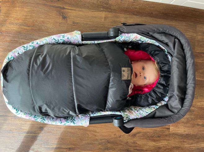 Často řešíte, co s velkým miminkem, které se "nevejde" do korby, ale přitom ještě nesedí, aby mohlo jezdit ve sporťáku....