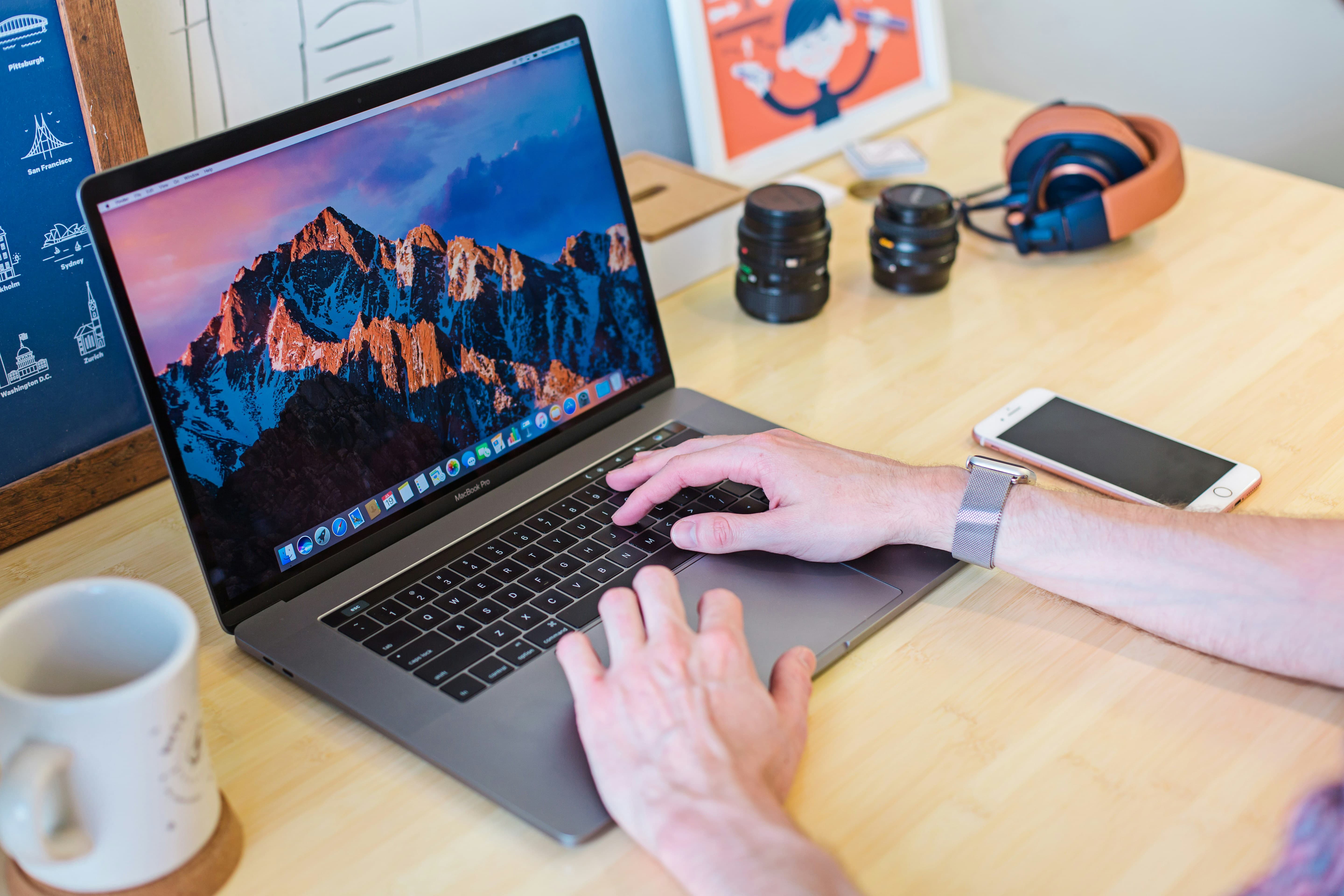Věčná otázka: pořídíš si Apple MacBook, nebo počítač se systémem Windows?