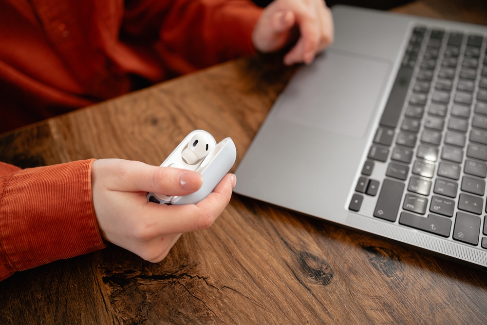 Víš, jak připojit AirPods k PC nebo Macu?