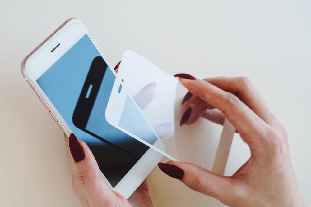 Krok za krokem: Jak nalepit tvrzené sklo na iPhone i jiný mobil