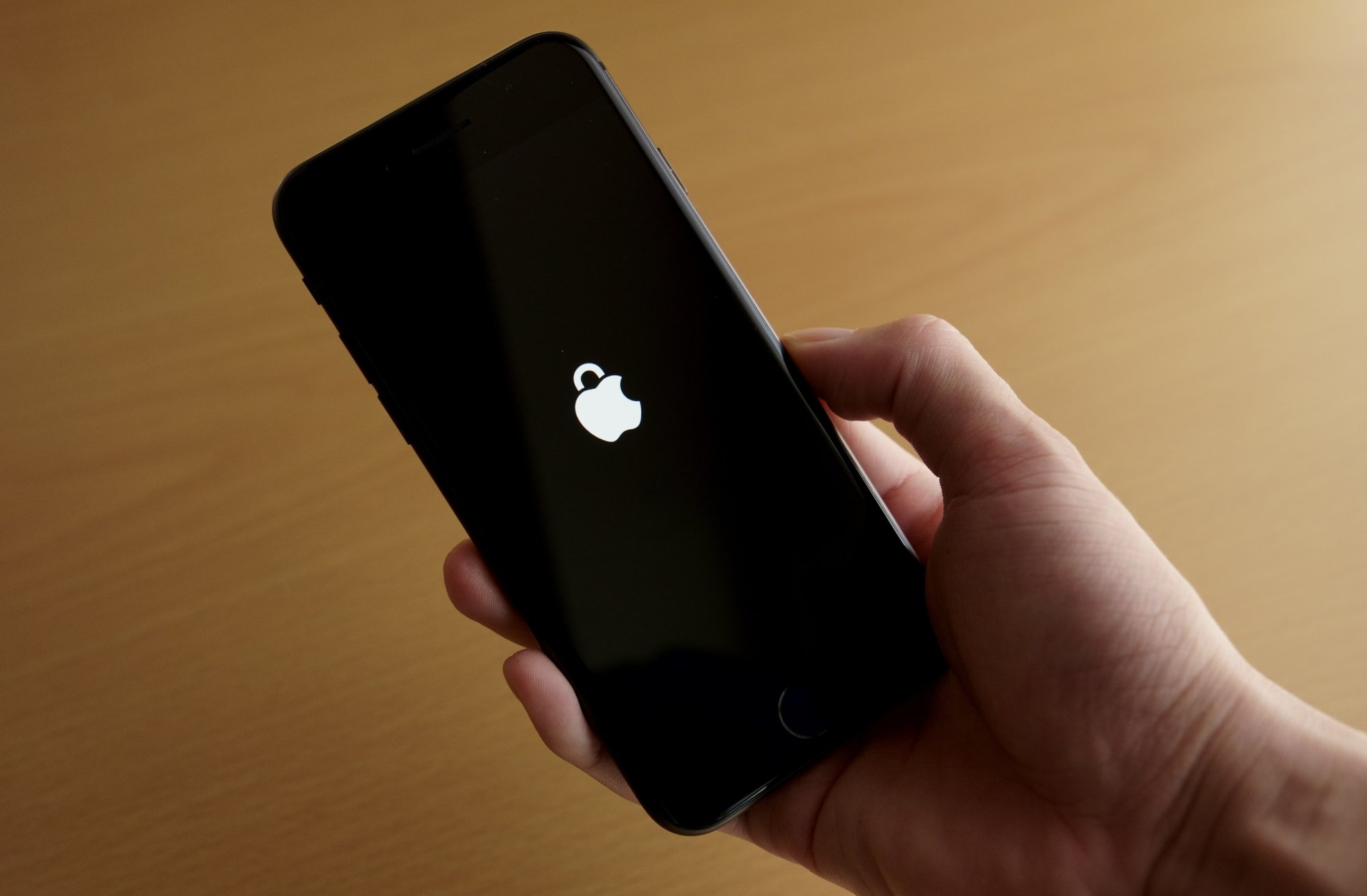 Říká se, že iPhone je bezpečný. Vděčí za to App Storu?