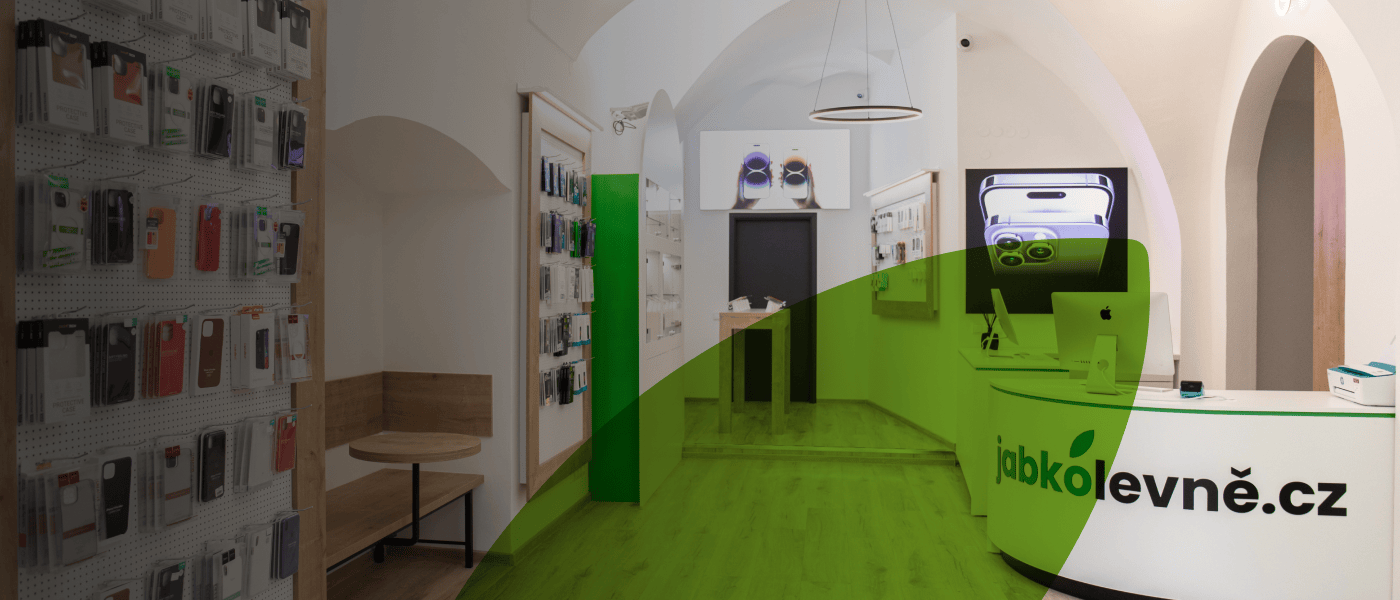 Pohled do interiéru moderní prodejny jabkolevne.cz v Praze s vystavenými produkty, s textem 'Navštivte nás na prodejně v Praze', otevírací dobou 'Po-Ne: 8:30 - 20:00' a tlačítkem 'Navštívit'.