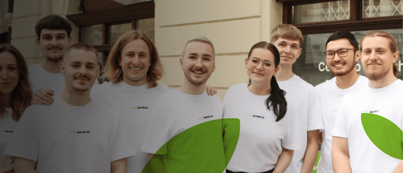 Usměvavá skupina šesti členů týmu Jabkolevně v bílých tričkách, s textem 'Poznejte náš tým Jabkolevně' a tlačítkem 'Poznat'