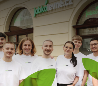 Členové týmu Jabkolevně v bílých tričkách, s textem 'Poznejte náš tým Jabkolevně' a tlačítkem 'Poznat'