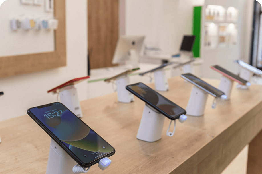 Online výkup - telefony na stole