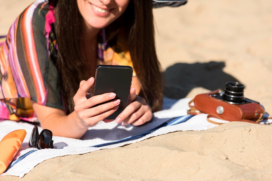 Jak chránit iPhone před teplem, vodou a pískem: letní survival guide