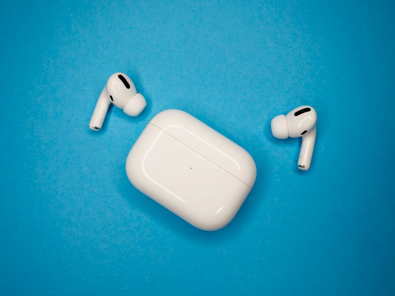 Sluchátka AirPods s nabíjecím pouzdrem