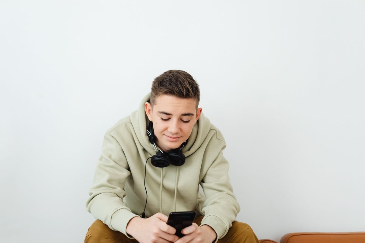 Teenager s iPhonem