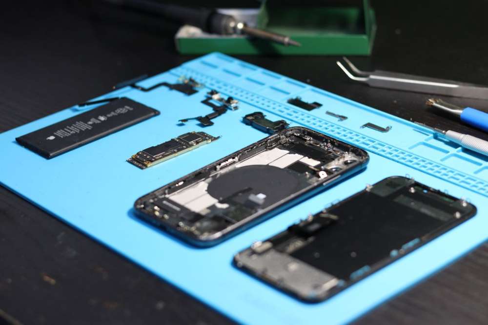 Rozebraný iPhone při servisu a výměně baterie