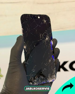 📱 Z ROZBITÉHO ZASE JAKO NOVÝ! ✨ iPhone 17 k nám dorazil s pořádně rozbitým displejem. Po výměně? Zase perfektní obraz a...