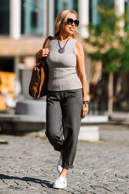 Dámský top Coco v šedé barvě na modelce – basic letní kousek