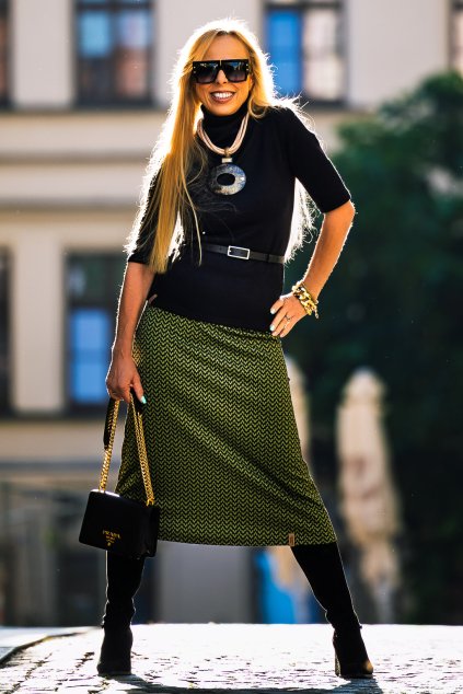 Modelka v dámské sukni Aiko s elastickým pasem
