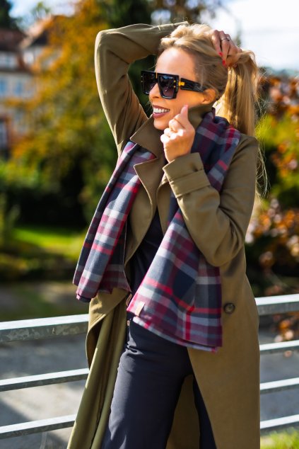 Tmavě modrý tartan Scotty v kombinaci s khaki trenčkotem