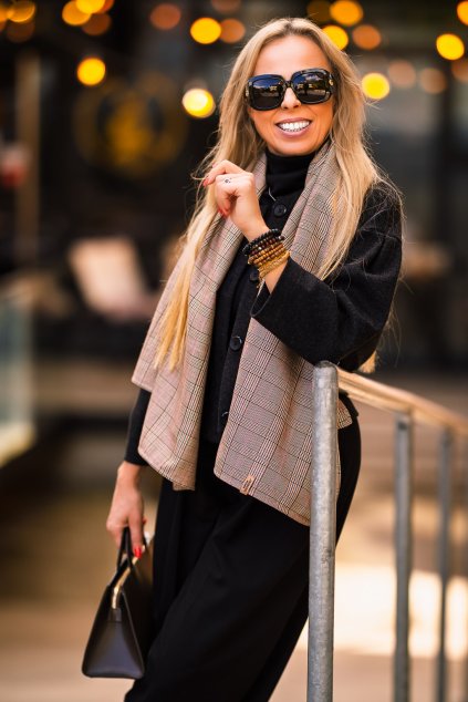 Šála Tyler v hnědém jemně károvaném tartanu, foceno v Luhačovicích