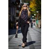 Šála dámská Fraser focená na modelce s černým outfitem