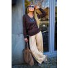 Kalhoty Suzi v kombinaci s hnědým svetrem
