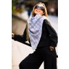 Elegantní styling šály Robin při chůzi městem
