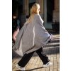 Dámské šedé pončo Remi s prodlouženou délkou v ulicích Malagy.