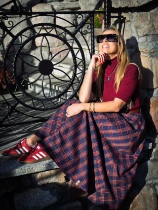 Trendem sezóny jsou kostky😊 a tak Vám přinášíme nové tartanové sukně Yonni z ateliéru Jadbergwomen ❤️. #jadbergwomen