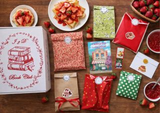 Je to tadyyy! Jahodová novinka právě přistála na e-shopu...🍓🍓🍓 Po jahodách voňavý box plný lásky s dalším příběhem z...