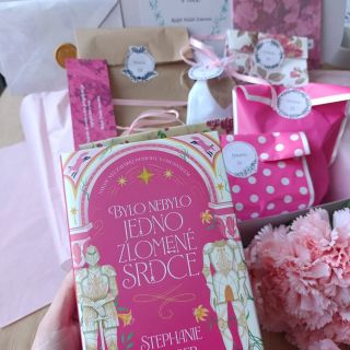 Ukázka některých boxů, které jsme pro Vás balili na začátku března. ♥️ Staň se součástí knihy, otevírej si dárky na daných...