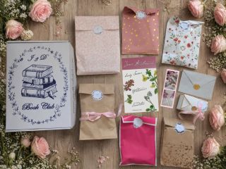 Pro všechny milovníky klasik představujeme nový Jane Austen box! 🩷 Krásné příběhy a spoustu dárků, se kterými se ocitnete...
