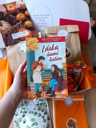 Ze stromů padají listy, všude kolem podzimní barvy, venku právě prší, kapky deště jemně ťukají do oken... Uvaříš si teplý...