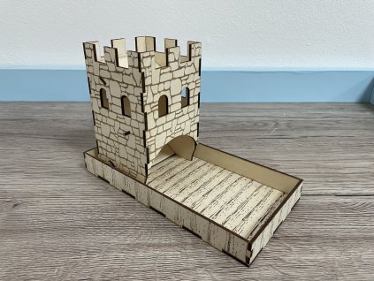 Dřevěná házecí věž k deskovým hrám