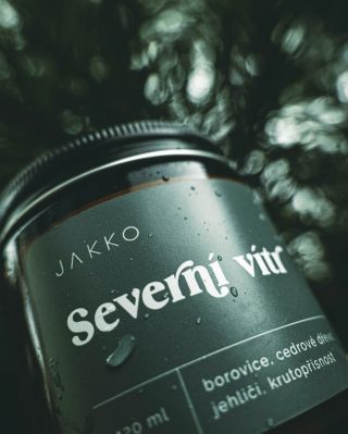 🌲 Severní vítr, co voní po borovici, santalu a cedru byla jedna z mých prvních svíček, kterou jsem věděla, že potřebuju....