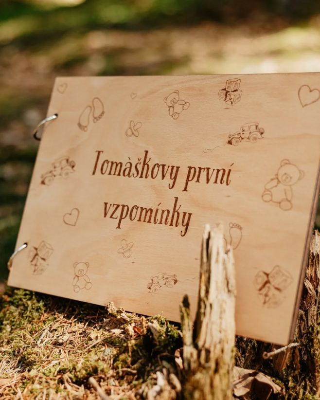 Každý list schová jeden malý zázrak — první úsměv, první krok, první léto ☀️🌸✨️ Hravé album, které voní po přírodě a...