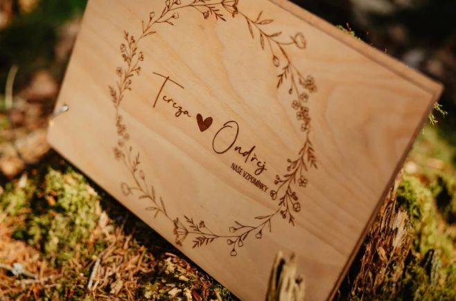 Název alba "Věčnost" snad ani nepotřebuje jakékoliv vysvětlení... Motiv poodkrývá naprosto vše a pro nás je synonymem...