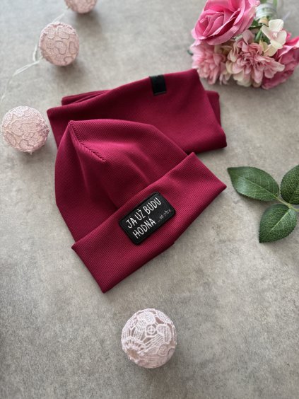 Žebrovaná čepice JA UŽ BUDU HODNÁ Dark Pink - Dospělí / Děti (S BAMBULÍ nebo BEZ BAMBULE)