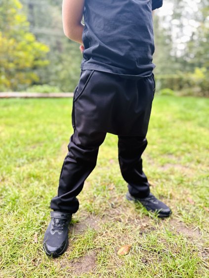 DĚTSKÉ ROSTOUCÍ SOFTSHELLOVÉ baggy s fleecem BASIC BLACK