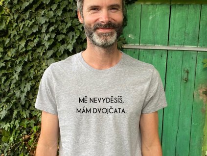 MĚ NEVYDĚSÍŠ, MÁM DVOJČATA.