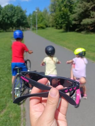 Někdy jsou to právě ty malé věci, které dělají velké vzpomínky. 💕 Rodinný cyklovýlet, smích dětí, slunce… a brýle, které...