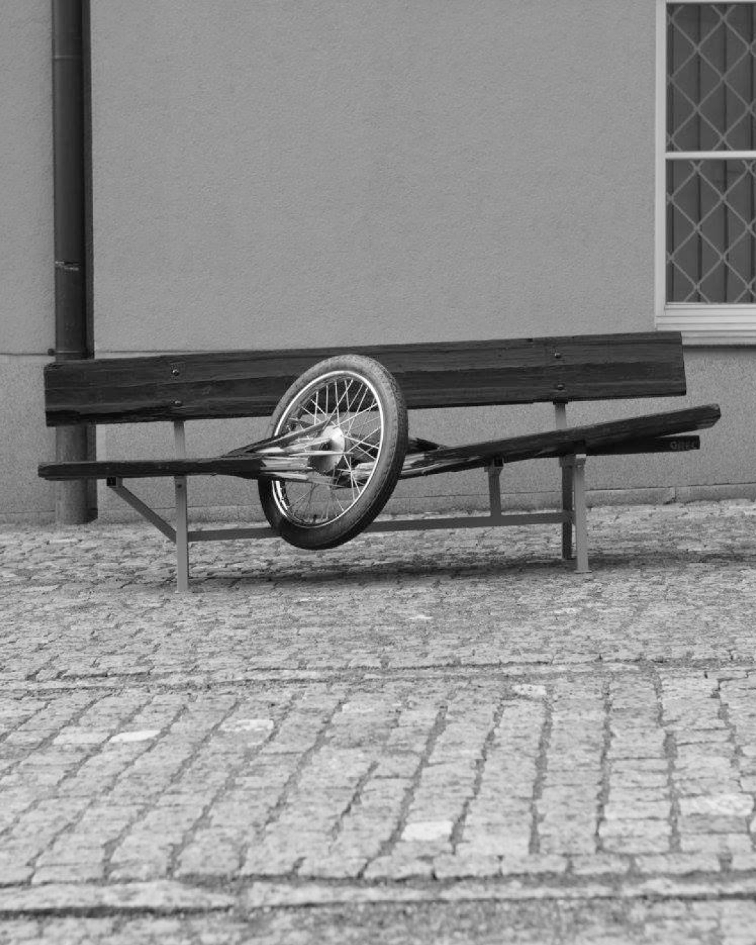 Lavička jako vzpomínka na motocyklové závody v městě Litomyšl