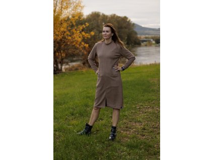 Šaty s kapsami a prošitím