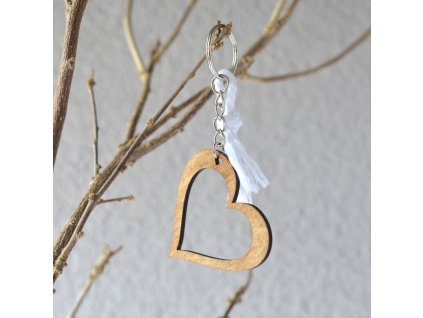 Dřevěný přívěsek na klíče s makramé srdce2