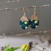 Dřevěné náušnice Dew drops temně modré2