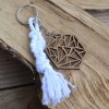 Dřevěný přívěsek šestihran s makramé