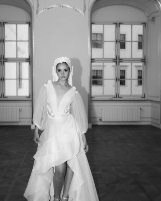 @zoekachutova prekrásna v šatách z hodvábu s kaskádovou sukňou a ručne drapovaným vyšívaným životikom s transparentnými...