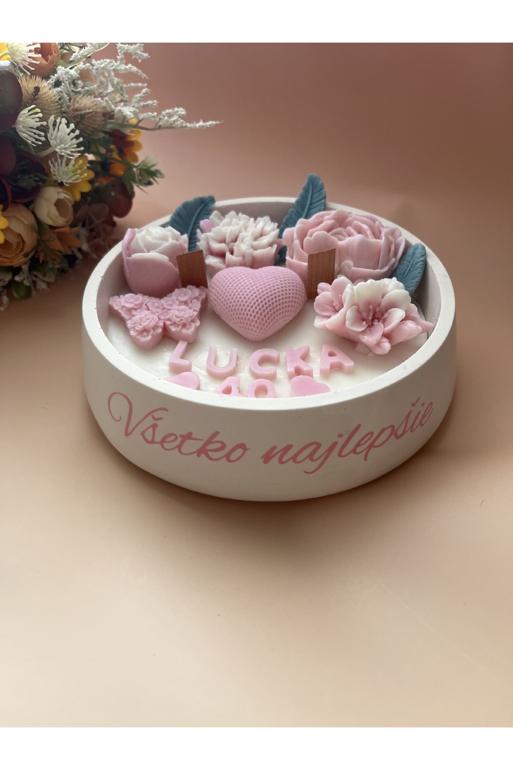 Personalizovaná sójová sviečka v jesmonite miske – vlastný nápis a farba