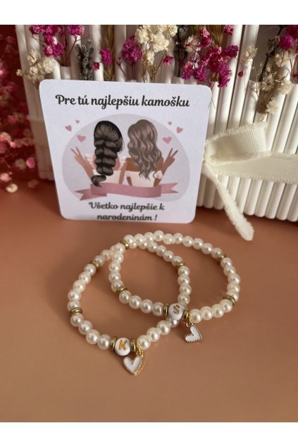 Náramky pre kamarátky s iniciálami a kartičkou k narodeninám
