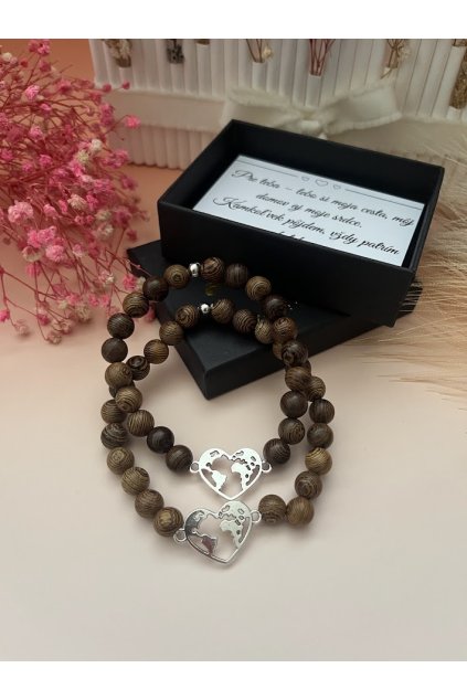 Párové náramky z drevených korálok so srdcom