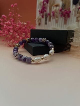 💜 Pokoj 💜Jemnosť 💜 Ženská energia Náramok z ametystu a riečnej perly je kombináciou harmónie a elegancie v jednom kúsku....