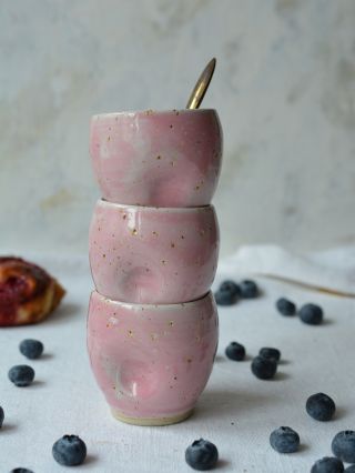 Než vyrobím a vyfotím nové kousky z roku 2026, tak vás ještě lehce zaspamuji kousky, kterých mám v telefonu až až. Růžová?...