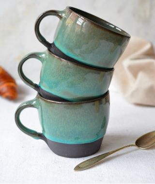 Krásná tyrkysová na černé hlíně. 💙🩶