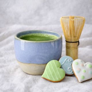 Jsem dneska už dvakrát hrabala sníh.. Zima ne a ne se rozloučit, takže Matchu, nebo kafíčko, čaj, každý podle sebe. Já...